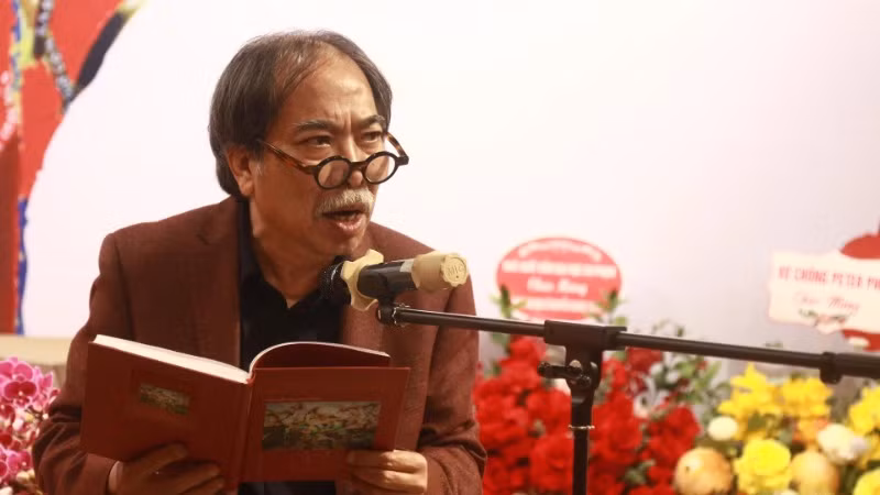 Chủ tịch Hội Nhà văn Việt Nam tự trình bày một trích đoạn tác phẩm của mình. Chủ tịch Hội Nhà văn Việt Nam tự trình bày một trích đoạn tác phẩm của mình.