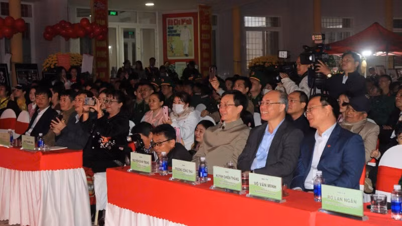 Các đại biểu và người yêu thơ tham dự Ngày thơ Việt Nam tại Đắk Lắk. Các đại biểu và người yêu thơ tham dự Ngày thơ Việt Nam tại Đắk Lắk.