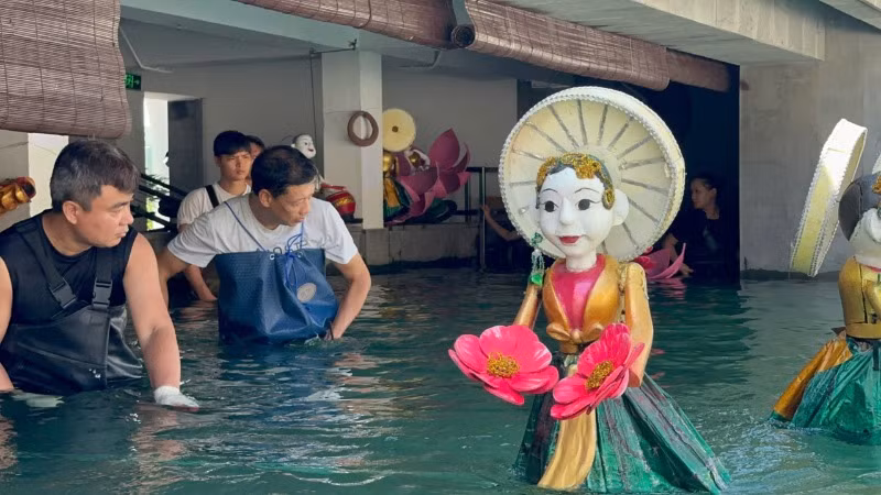 Sắc mầu tươi vui gợi vẻ đẹp của lễ hội ở đồng bằng bắc bộ. Sắc mầu tươi vui gợi vẻ đẹp của lễ hội ở đồng bằng bắc bộ.