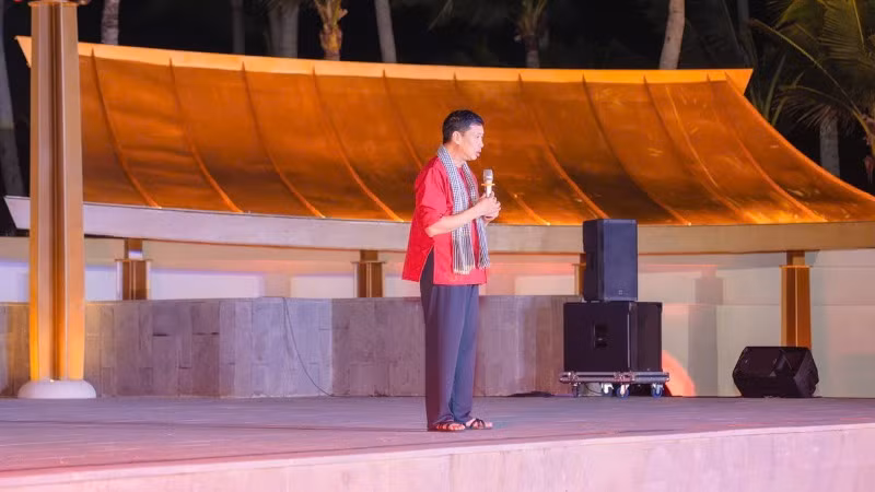 Đặt trong bối cảnh khu du lịch sang trọng, sân khấu múa rối nước vẫn giữ nguyên vẻ mộc mạc. Đặt trong bối cảnh khu du lịch sang trọng, sân khấu múa rối nước vẫn giữ nguyên vẻ mộc mạc.
