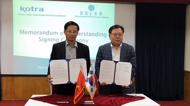 Ký thỏa thuận hợp tác giữa Cục Quản lý lao động ngoài nước - Cơ quan Xúc tiến thương mại và đầu tư Hàn Quốc năm 2019 (Ảnh: Dolab). Ký thỏa thuận hợp tác giữa Cục Quản lý lao động ngoài nước - Cơ quan Xúc tiến thương mại và đầu tư Hàn Quốc năm 2019 (Ảnh: Dolab).