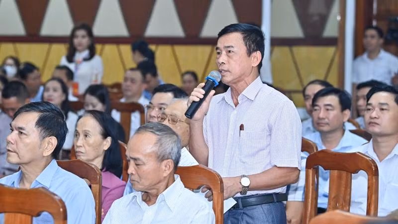 Cử tri Đỗ Tiến Lợi (xã Tân Dương) phát biểu ý kiến tại hội nghị.