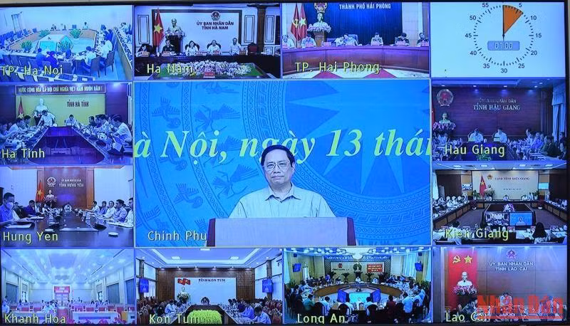 Lãnh đạo các địa phương tham dự phiên họp được kết nối trực tuyến đến các điểm cầu 63 tỉnh, thành phố trực thuộc Trung ương. Lãnh đạo các địa phương tham dự phiên họp được kết nối trực tuyến đến các điểm cầu 63 tỉnh, thành phố trực thuộc Trung ương.