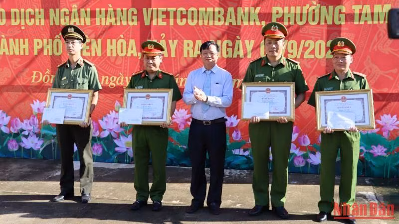 Chủ tịch Ủy ban nhân dân tỉnh Đồng Nai Cao Tiến Dũng trao tặng Bằng khen cho 4 cá nhân.