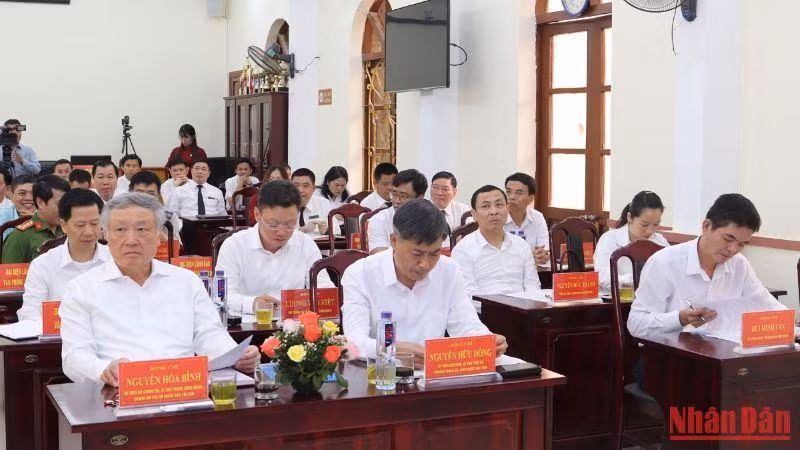 Đồng chí Nguyễn Hòa Bình làm việc với Tòa án nhân dân tỉnh Sơn La. Đồng chí Nguyễn Hòa Bình làm việc với Tòa án nhân dân tỉnh Sơn La.