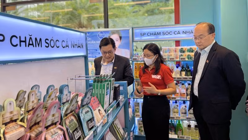 Phó Thủ tướng Heng Swee Keat đánh giá cao thiết kế mới mẻ và hiện đại của cửa hàng WIN.