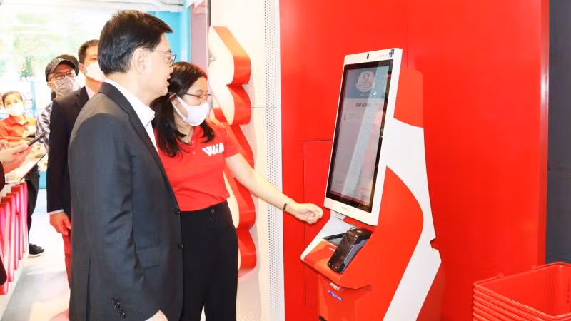 Phó Thủ tướng Singapore Heng Swee Keat trải nghiệm kiosk thanh toán tự động tại khu vực Ozone bên trong cửa hàng WIN.