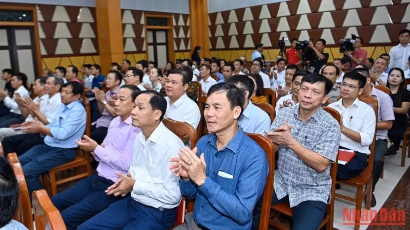 Đông đảo cử tri huyện Thủy Nguyên tham dự hội nghị.