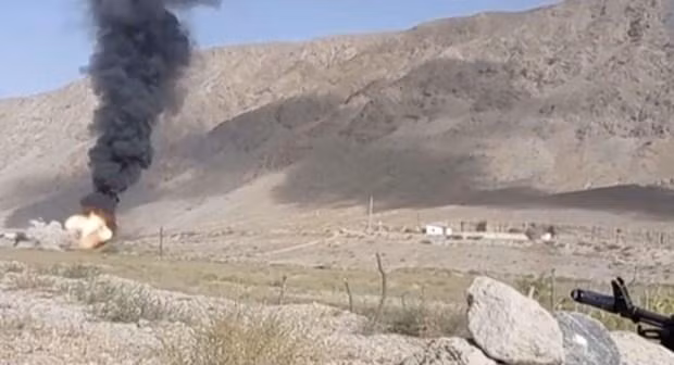 Khói bốc lên tại khu vực biên giới Tajikistan và Kyrgyzstan. (Nguồn: Reuters) 