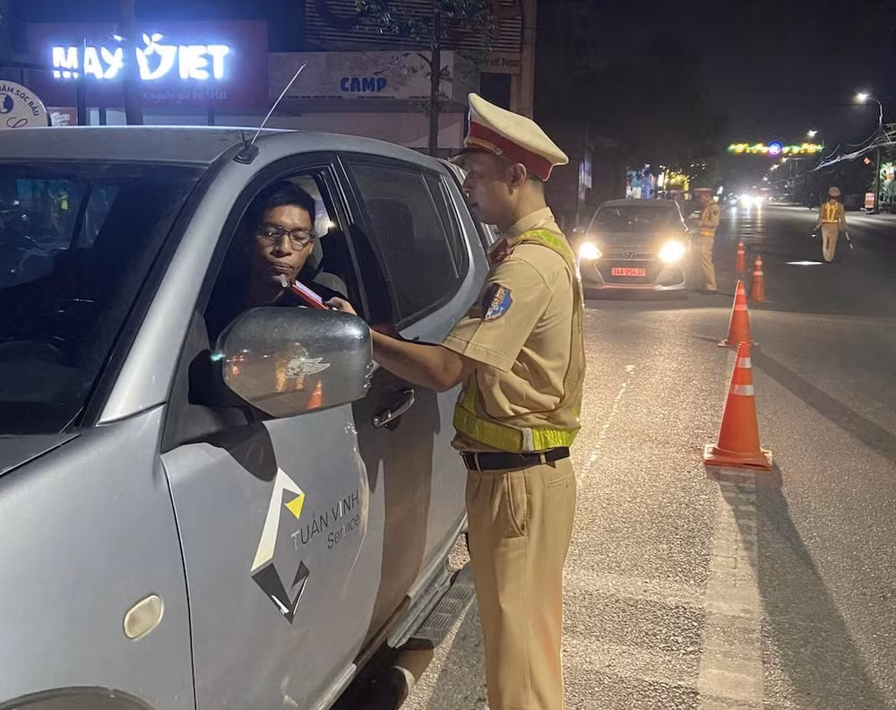 Cảnh sát giao thông tỉnh Quảng Ninh tăng cường kiểm tra nồng độ cồn của lái xe trong dịp nghỉ lễ.