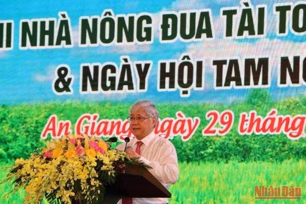 Đồng chí Đỗ Văn Chiến phát biểu tại lễ khai mạc.