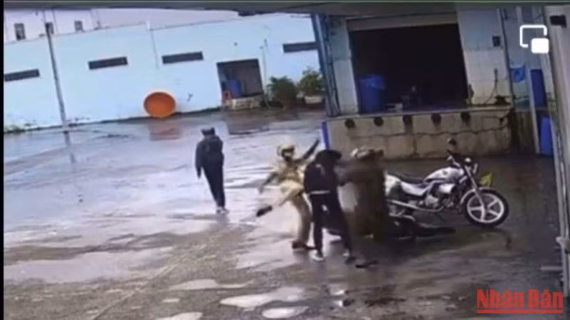 Các cán bộ, chiến sĩ Công an đánh tới tấp nam sinh điều khiển xe máy. (Ảnh cắt từ clip)