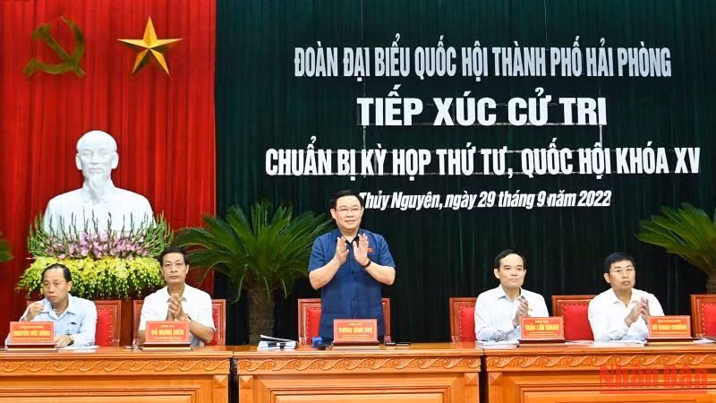 Chủ tịch Quốc hội Vương Đình Huệ và các đại biểu Quốc hội thành phố Hải Phòng dự hội nghị tiếp xúc cử tri.