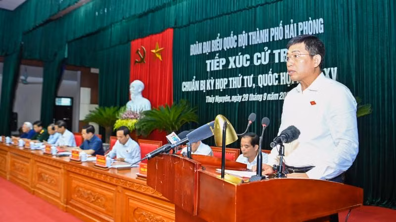 Đại biểu Quốc hội Vũ Thanh Chương trình bày báo cáo với cử tri.
