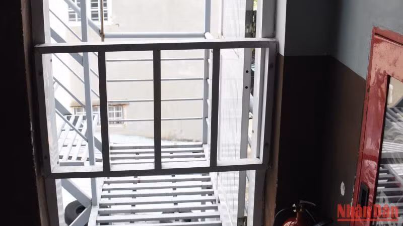Lối thoát hiểm bị đóng cố định, không bảo đảm an toàn PCCC. Lối thoát hiểm bị đóng cố định, không bảo đảm an toàn PCCC.