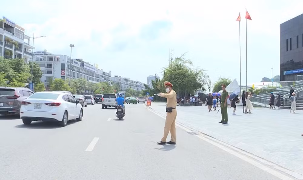 Lực lượng công an thành phố Hạ Long tổ chức ứng trực phân luồng giao thông, bảo đảm trật tự an toàn giao thông trong dịp nghỉ lễ Quốc khánh 2/9.