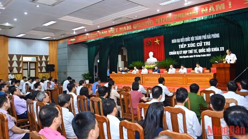 Quang cảnh hội nghị tiếp xúc cử tri tại Trung tâm văn hóa huyện Thủy Nguyên.