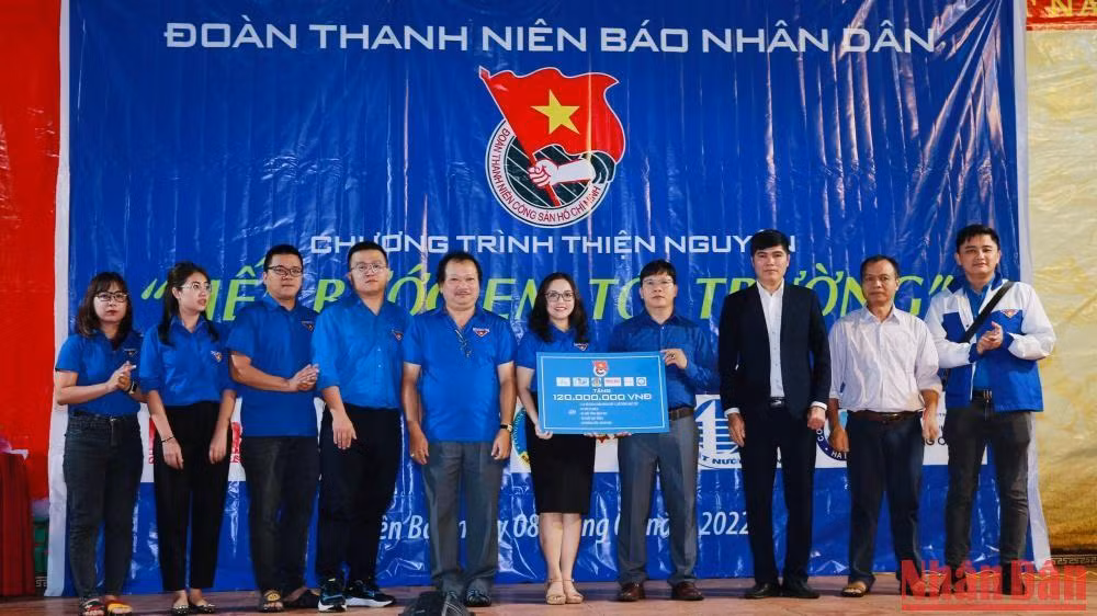 Đại diện Đoàn Thanh niên Báo Nhân Dân và các đơn vị trao tặng các phần quà trị giá 120 triệu đồng tặng Trường Phổ thông dân tộc bán trú Tiểu học và Trung học cơ sở Mồ Dề.