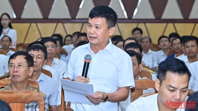 Cử tri Phạm Hồng Điệp phát biểu ý kiến tại hội nghị.