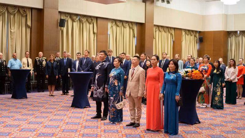Buổi lễ có đông đảo đại biểu tham dự. Buổi lễ có đông đảo đại biểu tham dự.