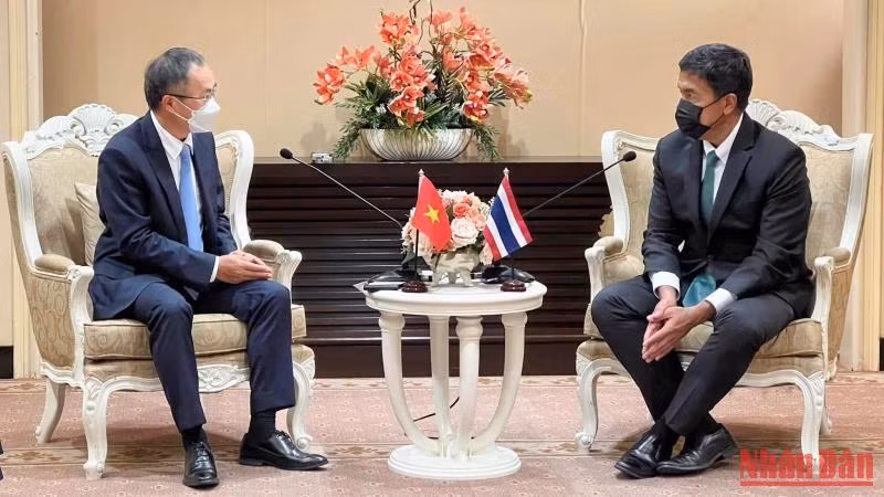 Thị trưởng Bangkok Chadchart Sittipunt (bên phải) trong cuộc gặp.