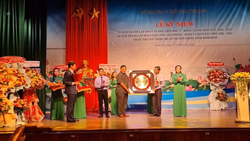 Ông Lê Kim Toàn, Phó Bí thư thường trực Tỉnh ủy, Trưởng đoàn đại biểu Quốc hội tỉnh Bình Định tặng hoa, quà cho Nhà hát Nghệ thuật truyền thống tỉnh Bình Định.