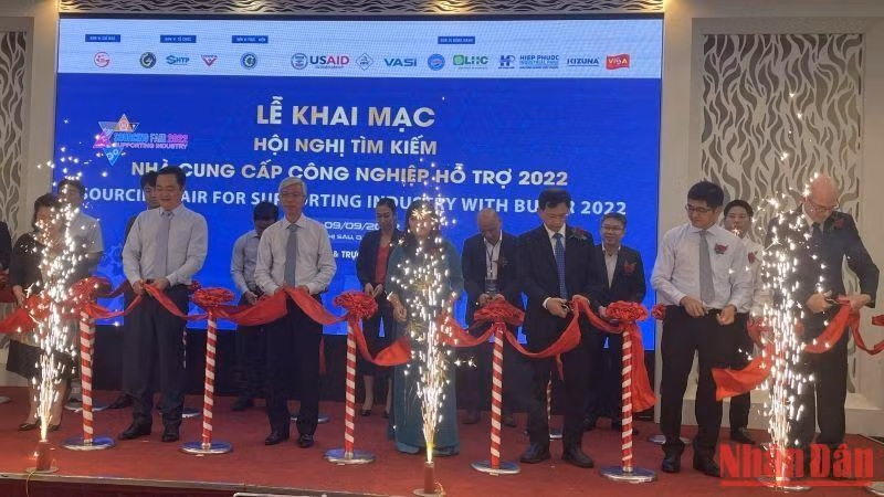 Lãnh đạo Thành phố Hồ Chí Minh và các đại biểu cắt băng khai mạc Hội nghị Tìm kiếm nhà cung cấp công nghiệp hỗ trợ năm 2022.