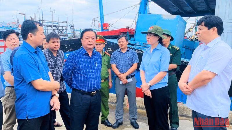 Bộ trưởng Lê Minh Hoan kiểm tra thực tế công tác ứng phó bão Noru tại cảng neo trú tàu thuyền Tịnh Hòa, Quảng Ngãi.