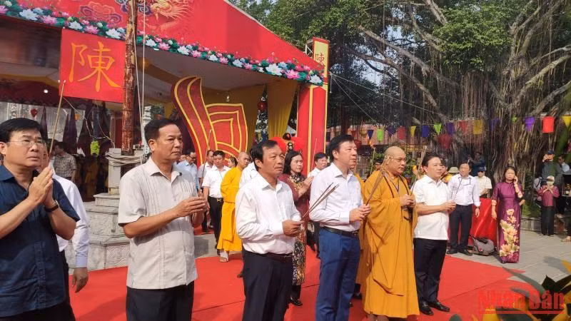 Các đại biểu dâng hương tưởng niệm 722 năm ngày mất Hưng Đạo Đại vương Trần Quốc Tuấn.