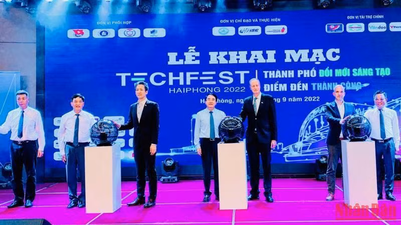 Các đại biểu nhấn nút khởi động Techfest Haiphong 2022. Các đại biểu nhấn nút khởi động Techfest Haiphong 2022.