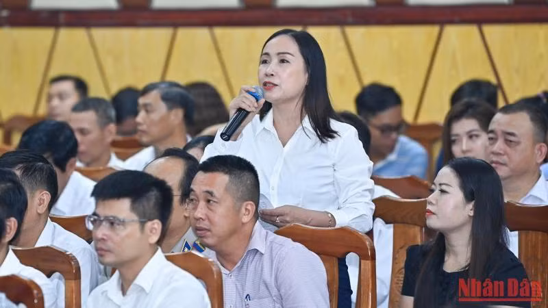Cử tri Phạm Thị Khuê phát biểu ý kiến tại hội nghị.