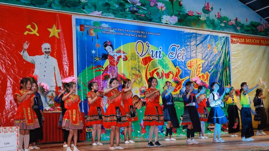 Một tiết mục văn nghệ của các em học sinh Trường Phổ thông dân tộc bán trú Tiểu học và Trung học cơ sở Mồ Dề trong chương trình vui Tết Trung thu. Một tiết mục văn nghệ của các em học sinh Trường Phổ thông dân tộc bán trú Tiểu học và Trung học cơ sở Mồ Dề trong chương trình vui Tết Trung thu.