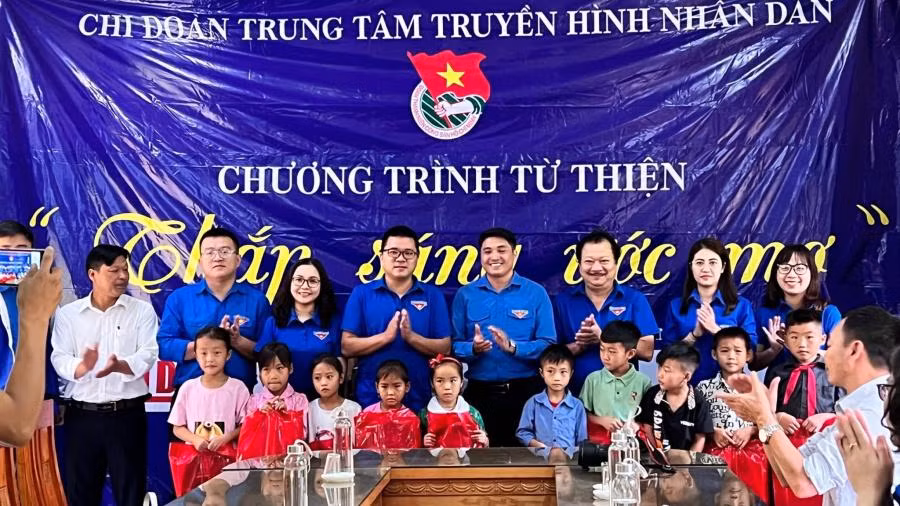 Chi đoàn Trung tâm Truyền hình Nhân Dân tổ chức chương trình “Thắp sáng ước mơ” tại xã Hồ Bốn, huyện Mù Cang Chải. Chi đoàn Trung tâm Truyền hình Nhân Dân tổ chức chương trình “Thắp sáng ước mơ” tại xã Hồ Bốn, huyện Mù Cang Chải.