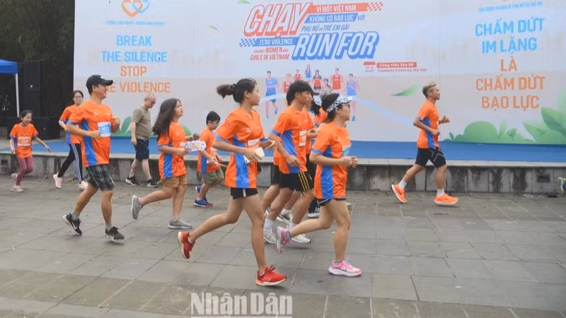 Ảnh minh họa: Hơn 450 người tham gia giải chạy cộng đồng mang tên “Chạy vì một Việt Nam không có bạo lực với phụ nữ và trẻ em gái”, ngày 27/11/2022. (Ảnh: TRUNG HƯNG)