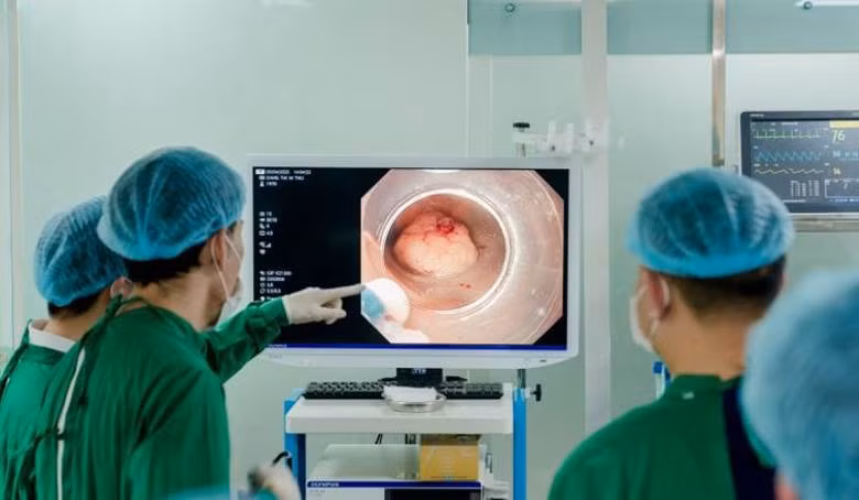 Thực hiện nội soi cắt tách dưới niêm mạc điều trị ung thư sớm (ESD) bằng hệ thống máy Olympus EVIS X1 CV1500 (Nhật Bản) tại MEDLATEC.