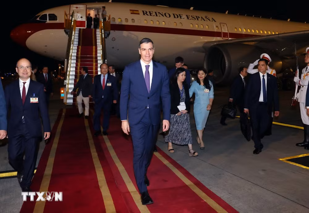 Thủ tướng Tây Ban Nha Pedro Sánchez tới Hà Nội, bắt đầu thăm chính thức Việt Nam. (Ảnh: Phạm Kiên/TTXVN)