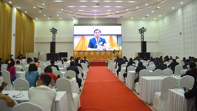 Bí thư, Tỉnh trưởng tỉnh Sekong (Lào) phát biểu tại Diễn đàn. (Ảnh: CTV)
