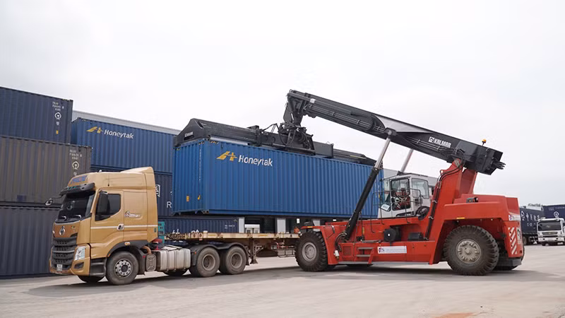 Bốc dỡ hàng hóa tại Cảng cạn Thanaleng ở thủ đô Vientiane. Ảnh: Hải Tiến