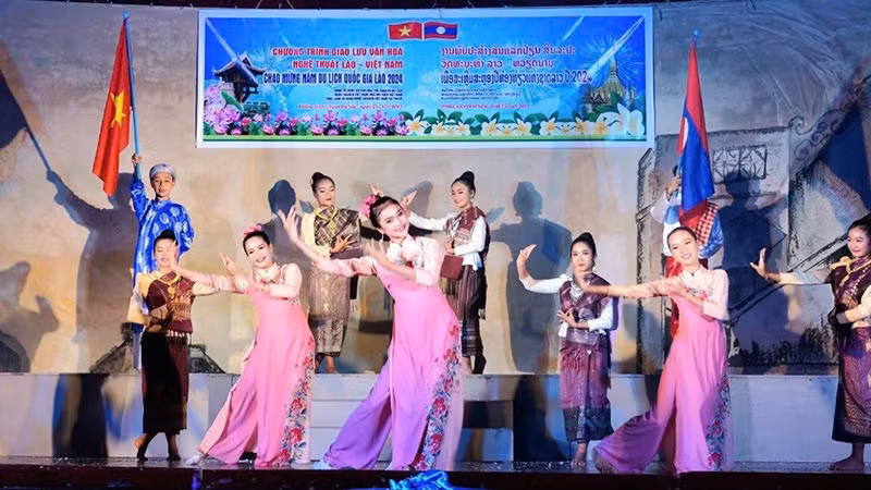 Một tiết mục văn nghệ tại buổi giao lưu. (Ảnh: Hải Tiến)