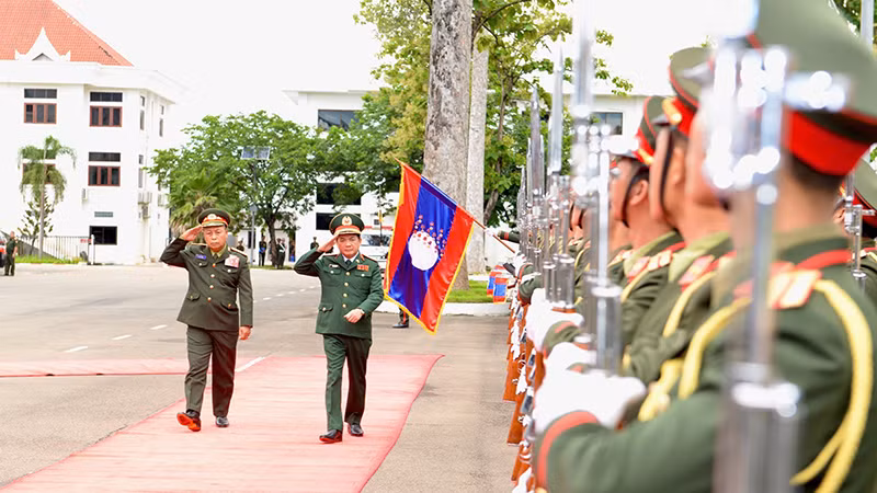 Thượng tướng Trịnh Văn Quyết và Thượng tướng Thongloi Silivong duyệt đội danh dự Quân đội nhân dân Lào. (Ảnh: TRỊNH DŨNG)