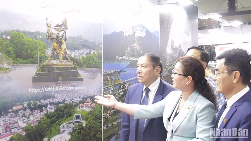 Bộ trưởng Văn hóa, Thể thao và Du lịch Nguyễn Văn Hùng tham quan Gian hàng Du lịch Việt Nam. (Ảnh: Hải Tiến)