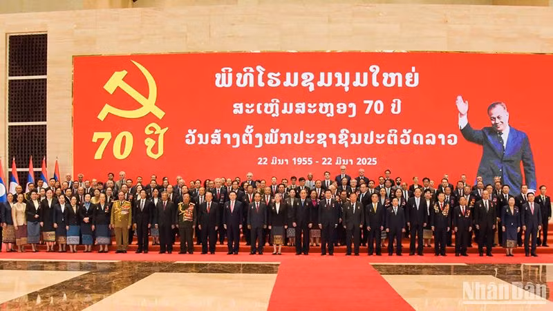 Các đồng chí lãnh đạo Đảng, Nhà nước Lào qua các thời kỳ tại buổi lễ. (Ảnh: Trịnh Dũng)