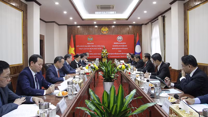 Đoàn đại biểu Trung ương Hội Nông dân Việt Nam hội đàm với Đoàn đại biểu Trung ương Mặt trận Lào xây dựng đất nước. Ảnh: HẢI TIẾN