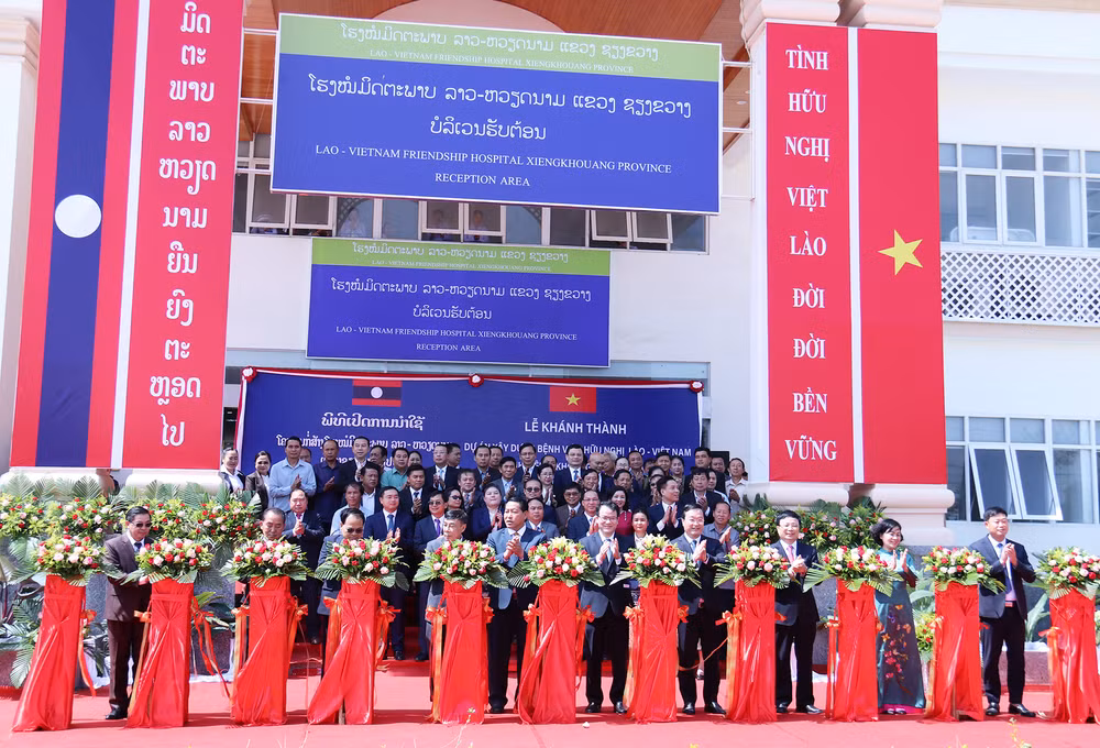 Các đại biểu cắt băng khánh thành Bệnh viện Hữu nghị Lào-Việt Nam tỉnh Xiengkhouang. (Ảnh: Trịnh Dũng)