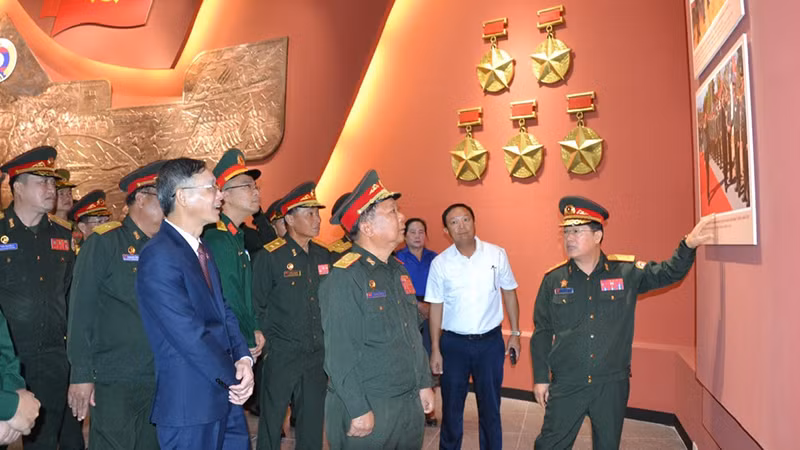 Các đại biểu tham quan Bảo tàng. (Ảnh: HẢI TIẾN)