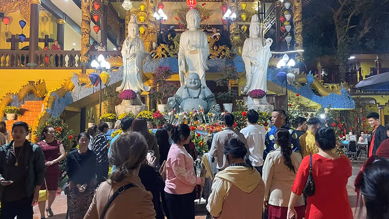Đông đảo người Việt tại thủ đô Vientiane, Lào, đi lễ chùa trong thời khắc Giao thừa. (Ảnh: Hải Tiến)
