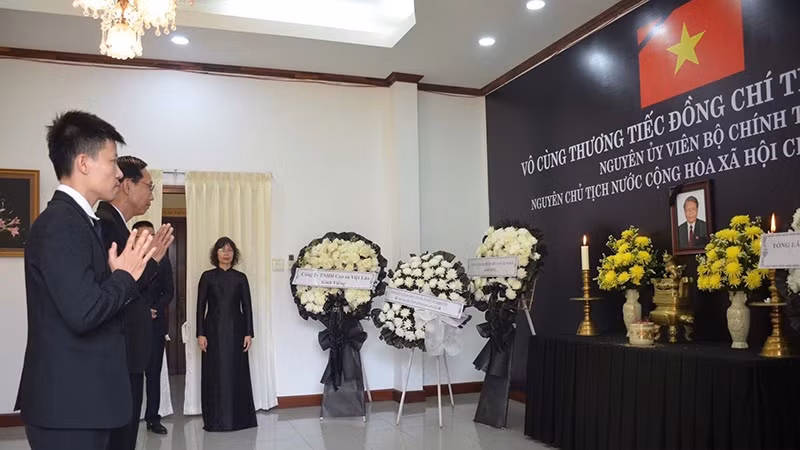 Tại Nam Lào, hơn 24 đoàn đại biểu đã đến viếng nguyên Chủ tịch nước Trần Đức Lương tại trụ sở Tổng lãnh sự quán Việt Nam tại Pakse. (Ảnh: Cộng tác viên)