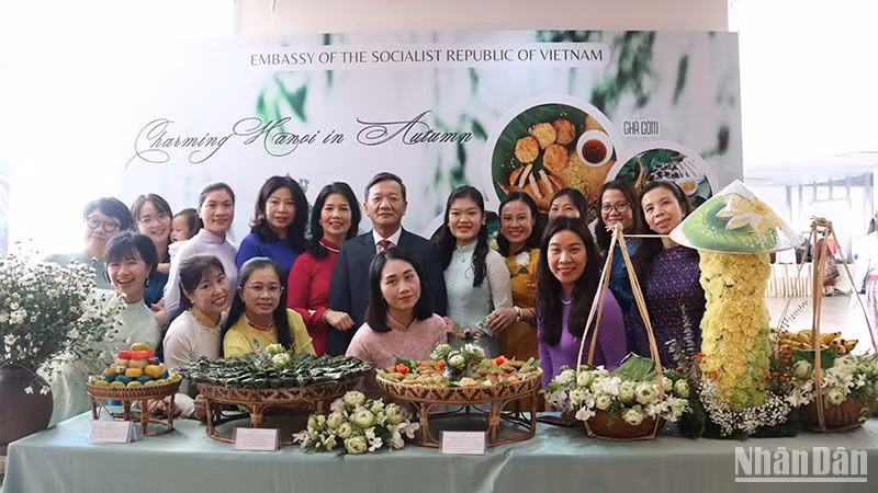 Đại sứ Việt Nam tại Lào Nguyễn Minh Tâm cùng các nữ cán bộ và phu nhân của các cán bộ ngoại giao Việt Nam tại Lào. (Ảnh: HẢI TIẾN)
