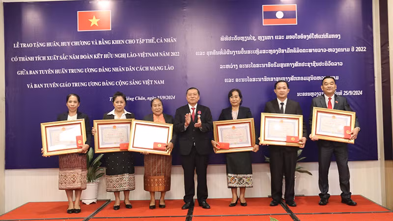 Đồng chí Lại Xuân Môn trao tặng Huân chương của Nhà nước Việt Nam cho các cá nhân thuộc Ban Tuyên huấn Trung ương Đảng Nhân dân Cách mạng Lào. (Ảnh: HẢI TIẾN) Đồng chí Lại Xuân Môn trao tặng Huân chương của Nhà nước Việt Nam cho các cá nhân thuộc Ban Tuyên huấn Trung ương Đảng Nhân dân Cách mạng Lào. (Ảnh: HẢI TIẾN)