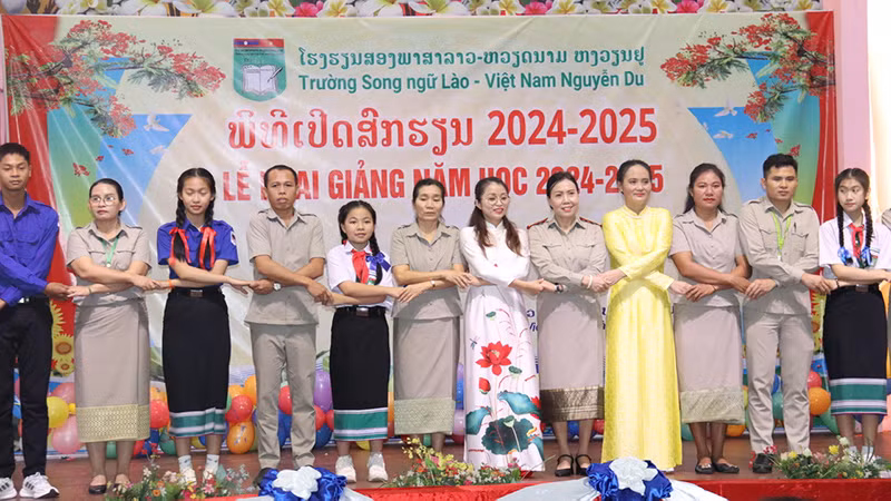 Thầy và trò Trường Song ngữ Lào-Việt Nam Nguyễn Du quyết tâm phấn đấu đạt thành tích cao trong năm học mới. Ảnh: HẢI TIẾN Thầy và trò Trường Song ngữ Lào-Việt Nam Nguyễn Du quyết tâm phấn đấu đạt thành tích cao trong năm học mới. Ảnh: HẢI TIẾN